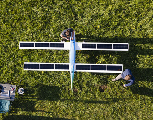 UAV de vigilancia de ala en tándem SolarXOne con duración de 12 horas y alcance de 600 km