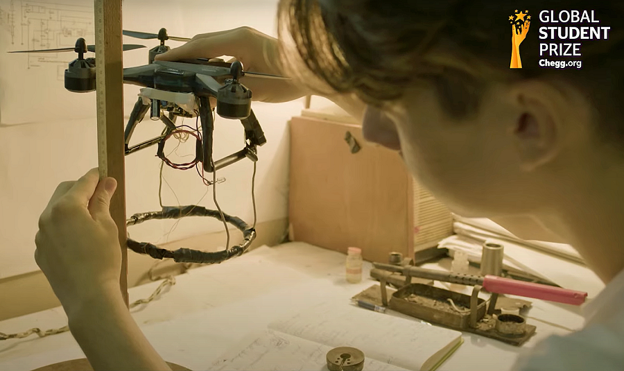 Adolescente ucraniano inventa un dron detector de minas terrestres
