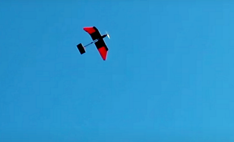 Un drone ressemblant à un oiseau gagne en maniabilité grâce à des plumes artificielles 