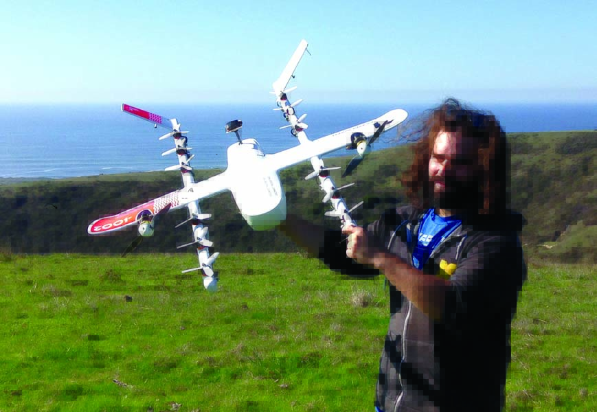 Adam Woodworth, PDG de Wing, tient un prototype de drone appelé le "Colibri."